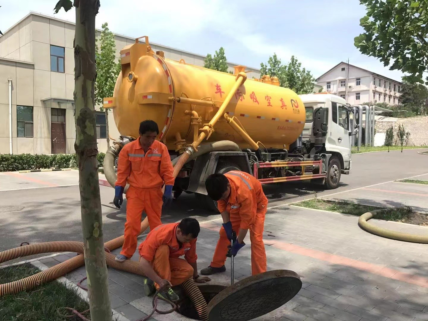 江口管道疏通车停在窨井附近