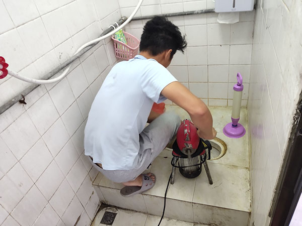 江口肥皂掉到马桶里把马桶堵住了怎么办？马桶堵住了怎么办