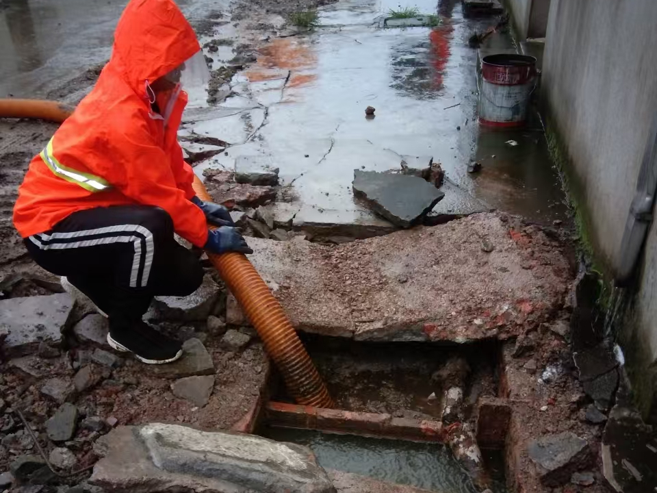 江口专业清理污水池 炜誉市政以规范流程守护城市 “肠道”